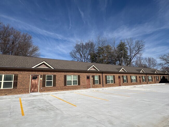 Foto del edificio - 404 Cedar Ln