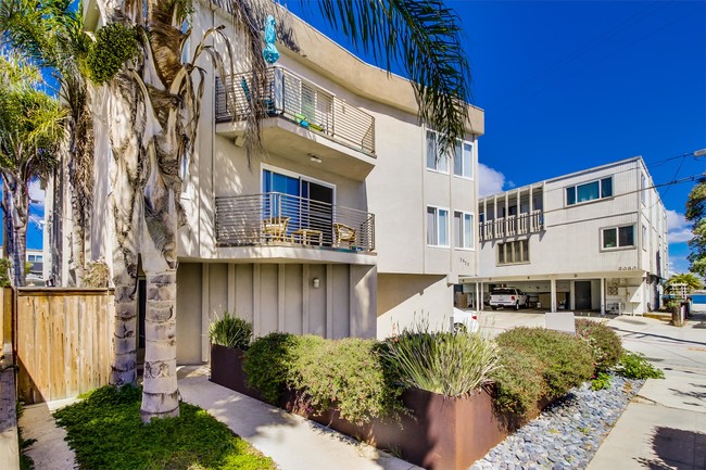 Building Photo - 3630 Bayside Ln