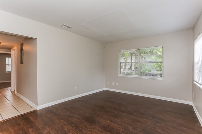 Building Photo - 961 Kenmore St