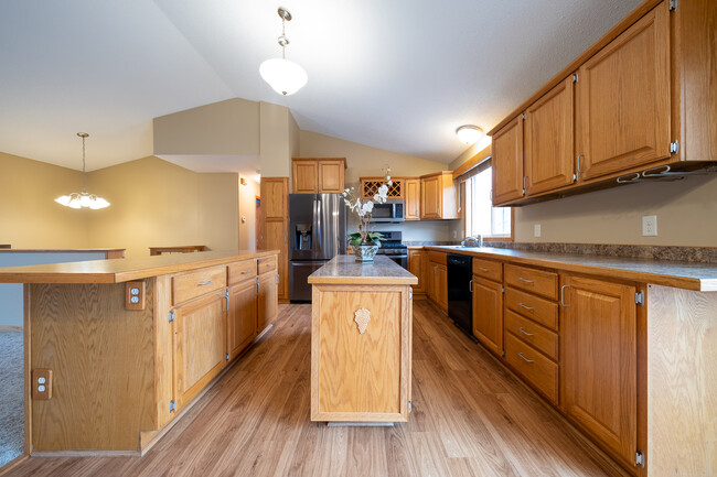 Building Photo - 2100 Eagle Bluff Dr