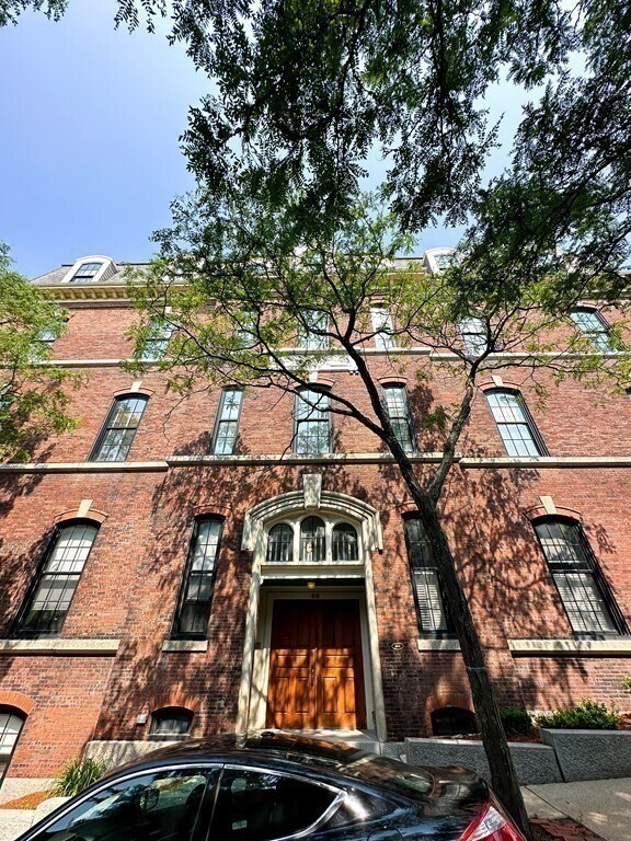Building Photo - 68 Baldwin St