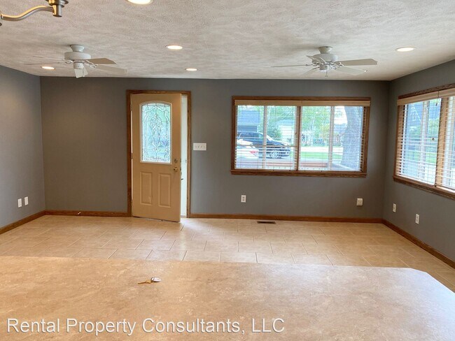 Building Photo - 2 br, 1 bath House - 6975 Silver Lake Dr NE