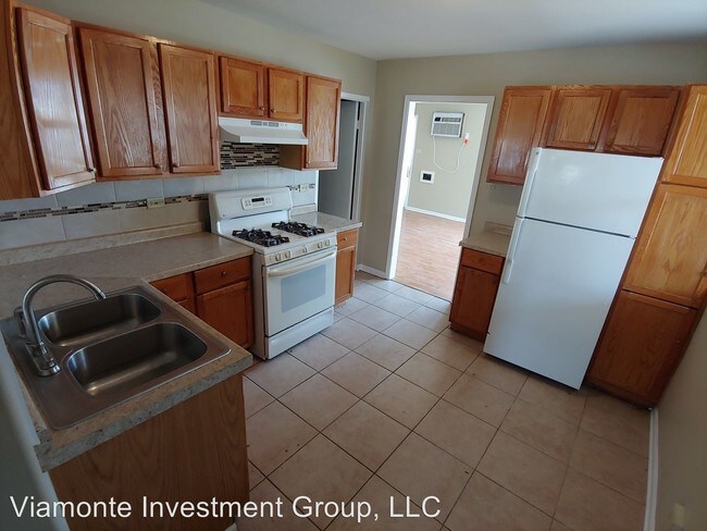 Building Photo - 2 br, 1 bath House - 211 Sauk Trl.
