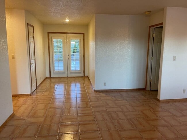 Building Photo - Occupied until Dec 1st Do Not Disturb Tenants!! Wonderful Home 3 bed 2 bath with a Great Yard & V...