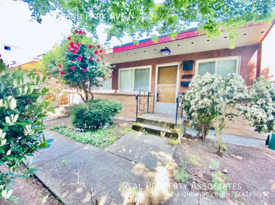 Primary Photo - Great 1 Bed/1 Bath with Hardwood Floors! L...
