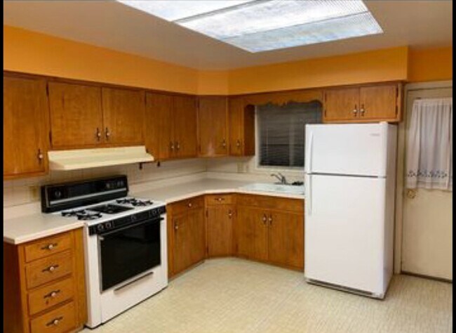 Building Photo - 4 Bedroom, 2 Bathroom House Close to Purdu...