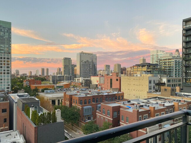 Foto del edificio - 451 W Huron St