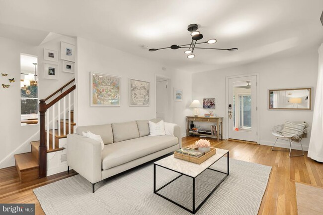 Foto del edificio - 8722 Milford Ave