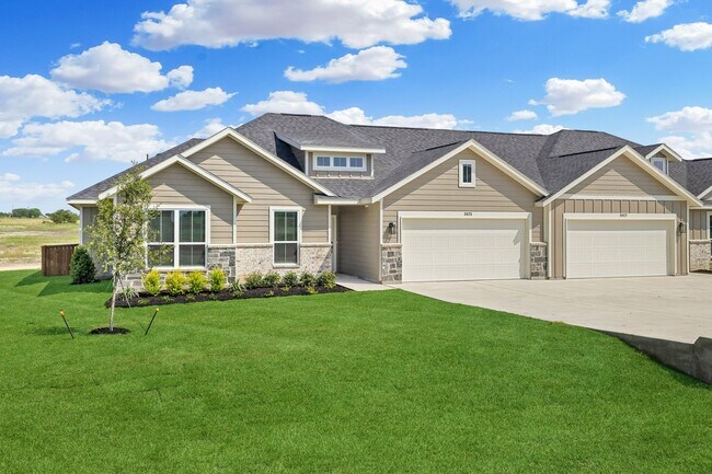 Foto del edificio - EDGEWOOD ESTATES NOW PRE-LEASING! LUXURIOUS DUPLEX LOCATED ON 1-ACRE LOT IN MIDLOTHIAN, TX!