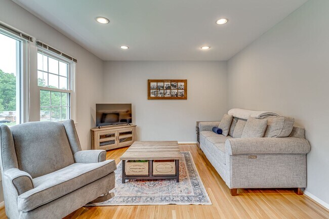 Foto del edificio - Spacious 4-bedroom home in West Springfield!