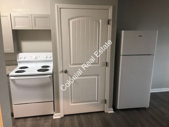 Building Photo - Updated and spacious 2 bedroom 1 bathroom apartment for rent!