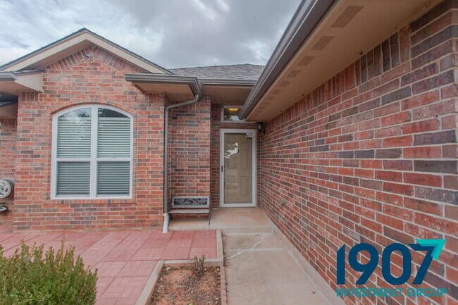 Foto del edificio - Stunning 3-Bedroom Home in OKC with Modern...