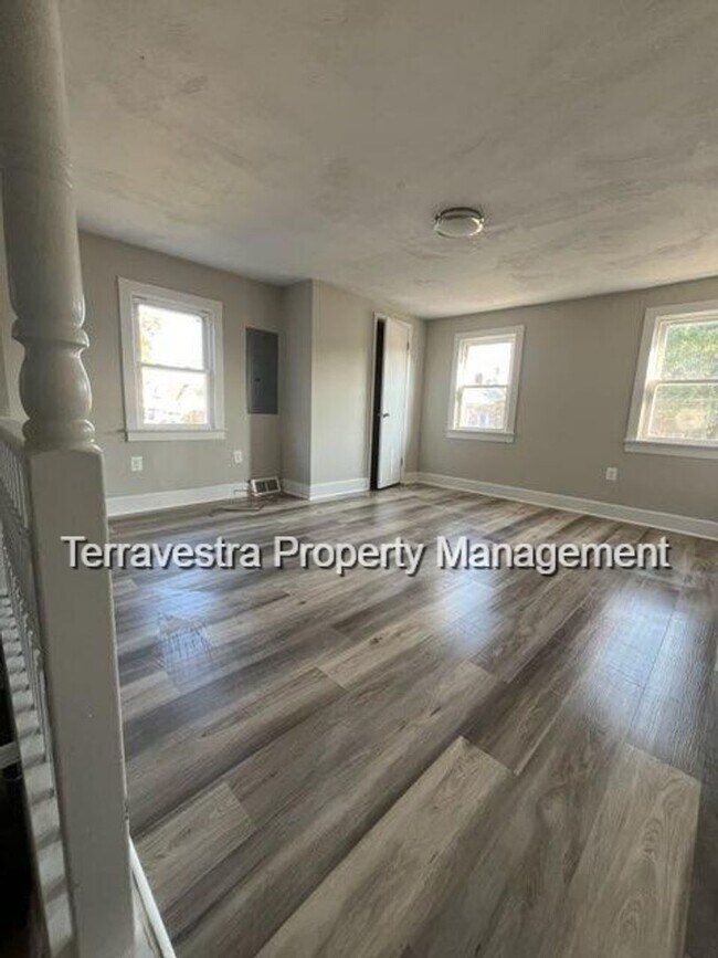 Building Photo - 122 E Mulberry St