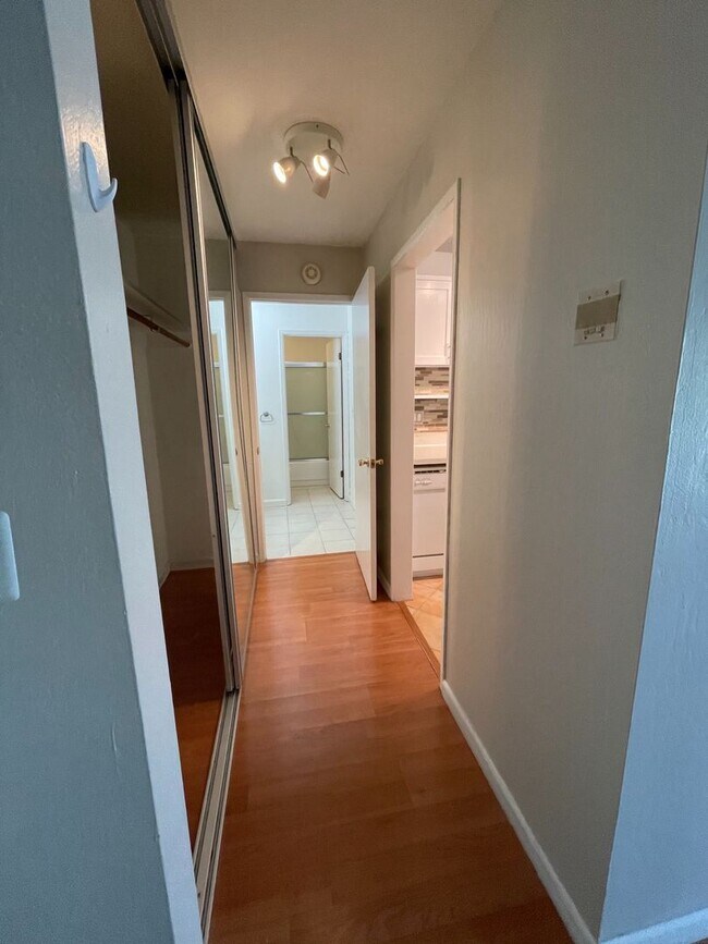 Foto del edificio - Spacious 1 bedroom with wood laminate floo...
