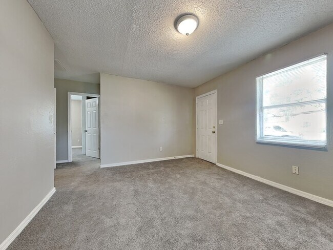 Foto del edificio - Wonderful 3/2 Home W/ Screened Lanai!