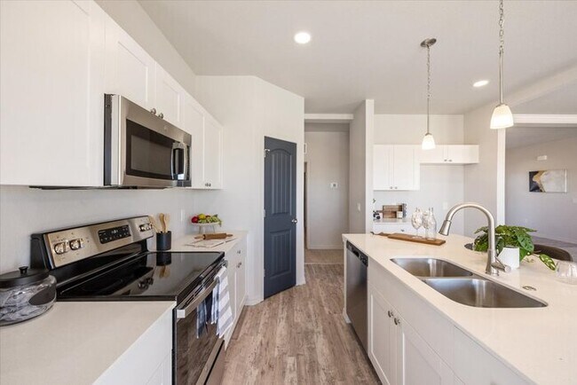 Building Photo - 435 Goldenrod Dr