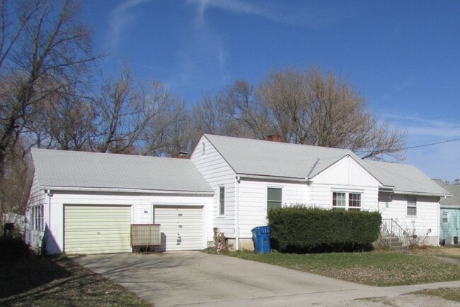 Building Photo - 252 E North Ave