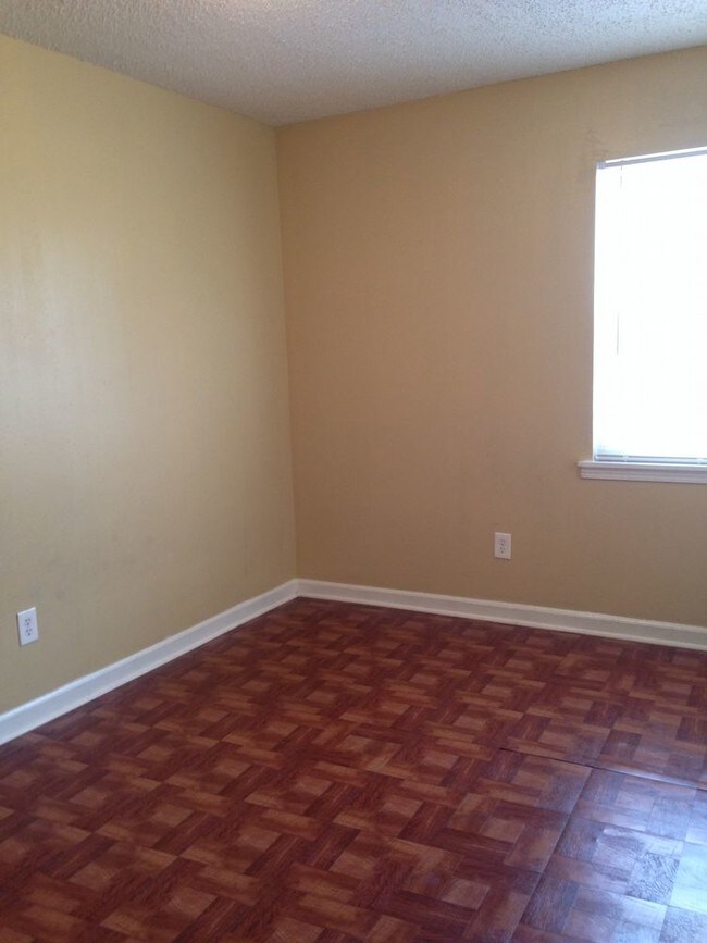 Building Photo - 3BR/1BA EastLake Apartments