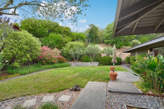 Building Photo - 10 Geldert Dr