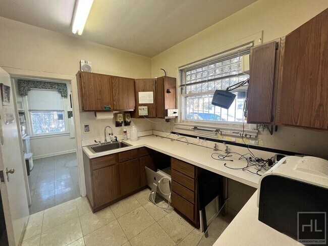 Foto del edificio - Medical Office available in New Dorp!