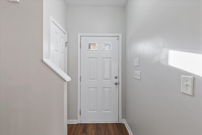 Building Photo - Raleigh Townhome For Rent in Hedingham Com...