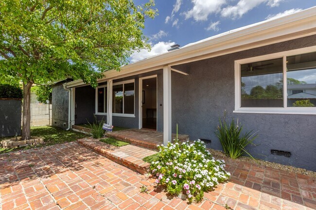 Building Photo - Spacious 5-Bedroom, 3-Bath Home with Pool ...