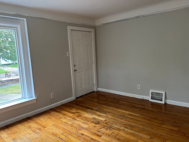 Foto del edificio - 3 BED 1 BATH Bungalow in Detroit Available!