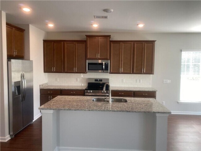 Foto del edificio - 4 bed 2.5 bath Available in Feburary