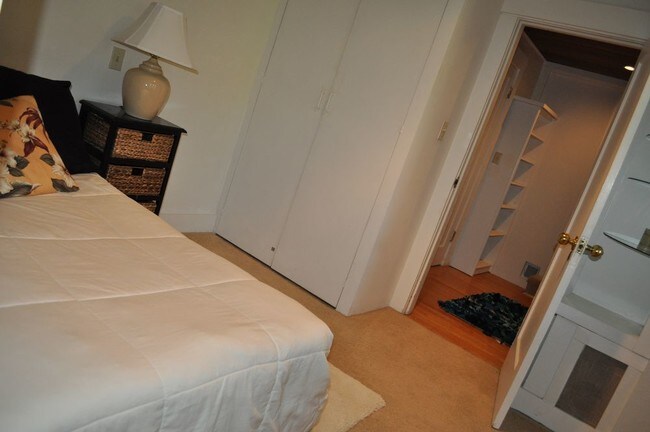 Building Photo - Adorable 1 Bedroom San Anselmo In-Law Unit