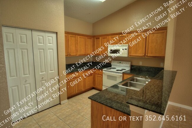 Building Photo - Spacious 2/2 Unit