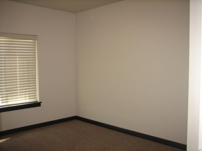 Building Photo - CDA Home w/ 22X45 RV Garage/Shop!