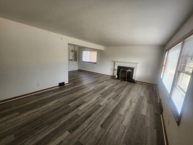 Building Photo - Large 3 bedroom 2 full bath home with full...