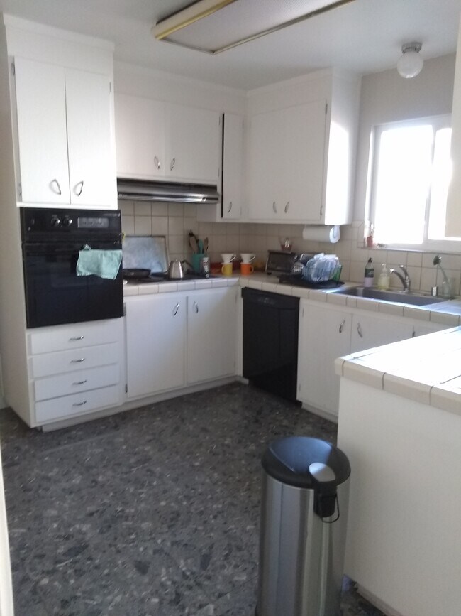 Foto del edificio - 4465 Vanderbilt Dr