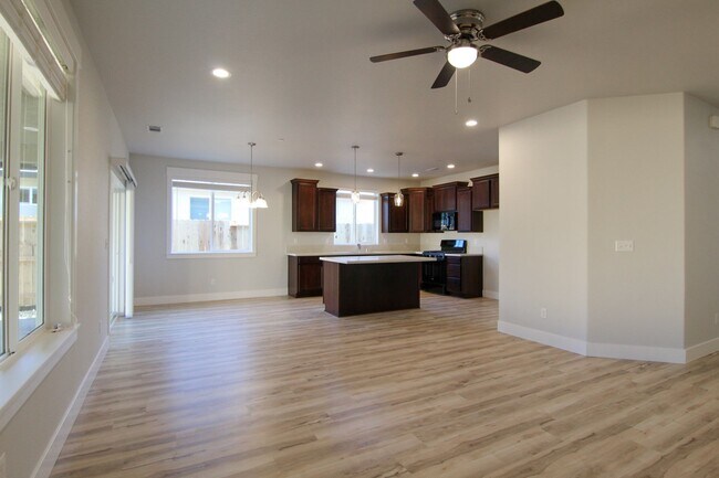 Foto del edificio - New Home for Rent in Redding CA | Solar, 2 Car Garage, Covered Patio, No Pets