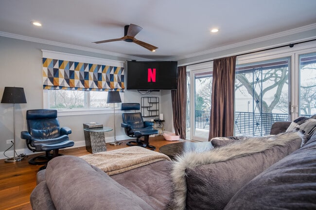 Building Photo - 10 N Pistakee Lake Rd