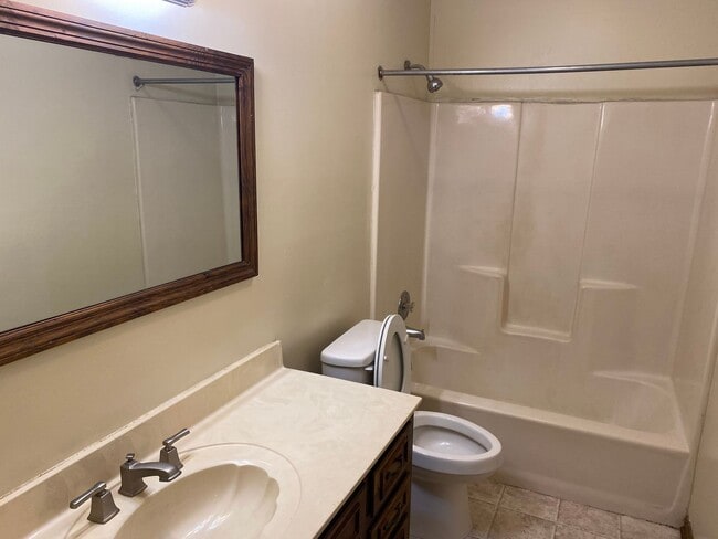 Foto del edificio - 2 Bed 1 bath duplex off Tallassee Rd