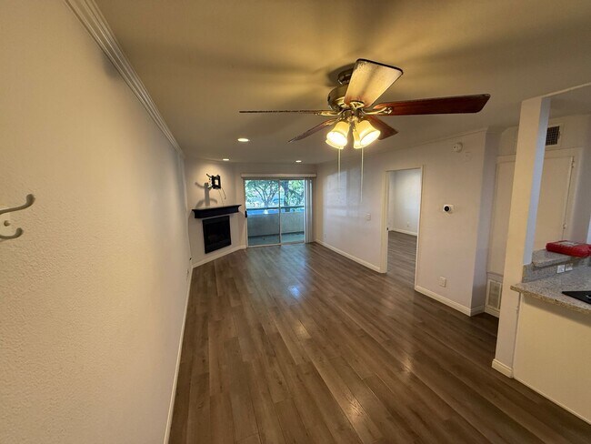 Foto del edificio - Modern 1-Bedroom Condo with Resort-Style A...