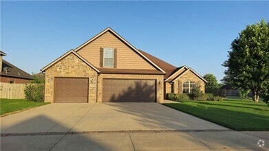 Building Photo - 4000 SW Hollowbrook St