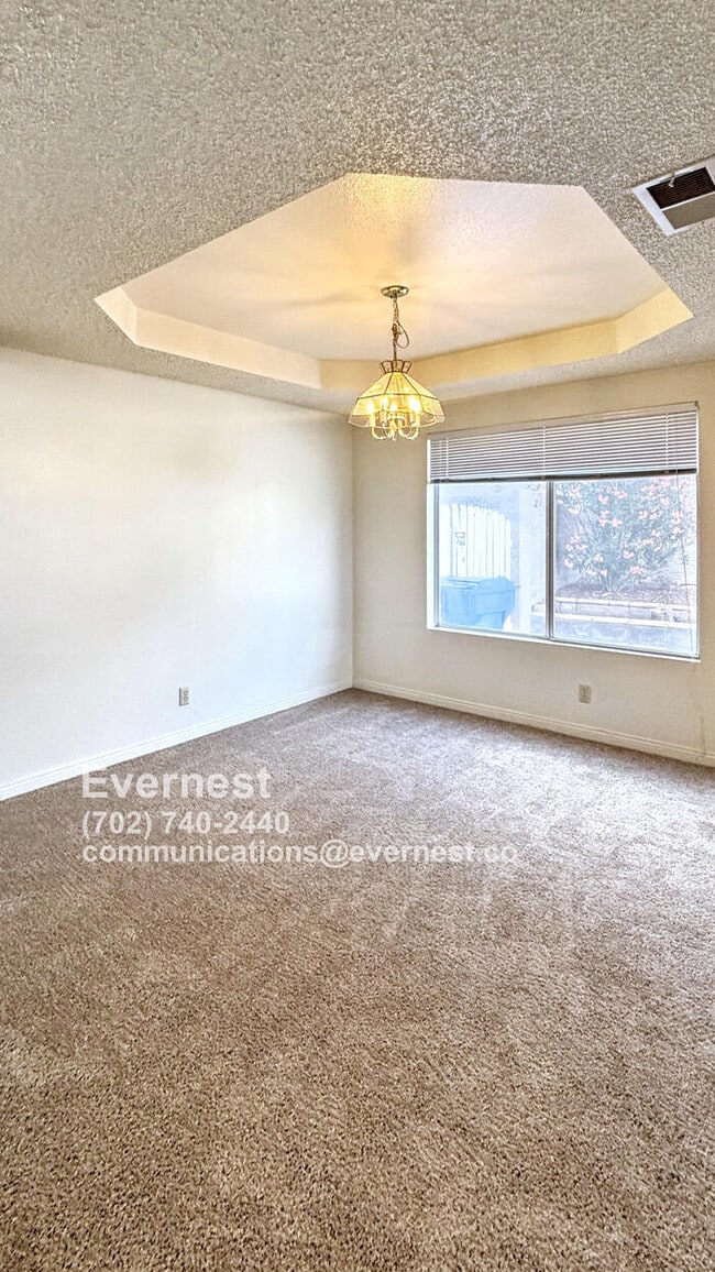Building Photo - Spacious 4-Bedroom Home in a Great Locatio...