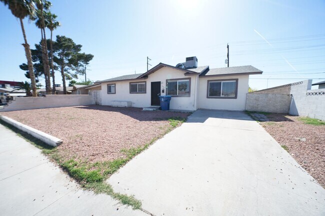 Foto del edificio - SHOWINGS AVAILABLE NOW