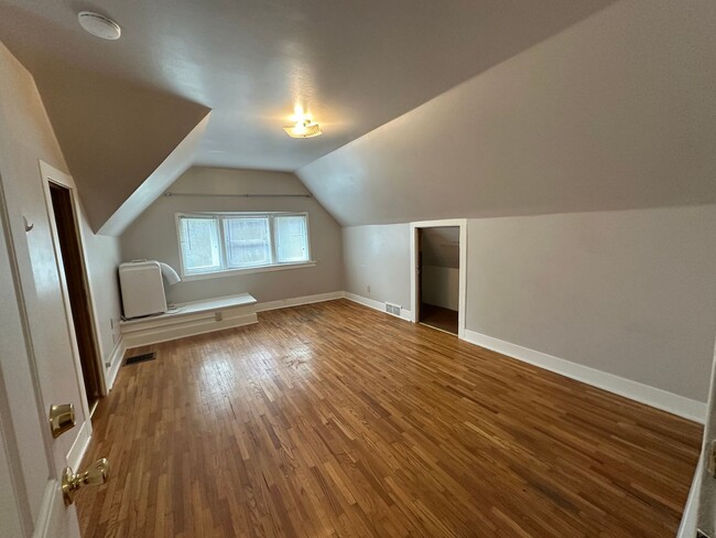 Building Photo - L986