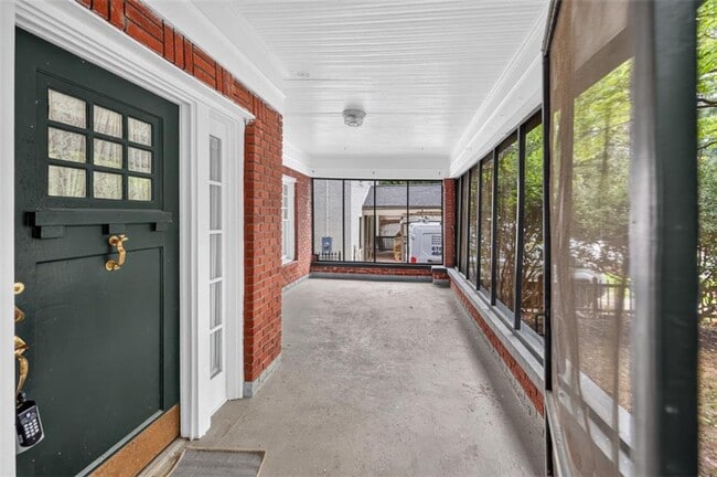 Building Photo - 582 Clifton Rd NE