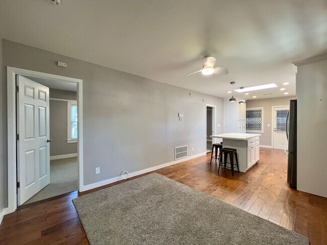 Building Photo - 2 Bedrooms, 1 Bathroom Charmer Near Downto...