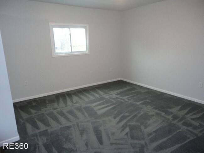 Building Photo - 2823 Cobden St