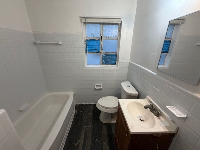 Foto del edificio - For Lease: Totally Updated 3 Bedroom 1 Bath Welcome Section 8