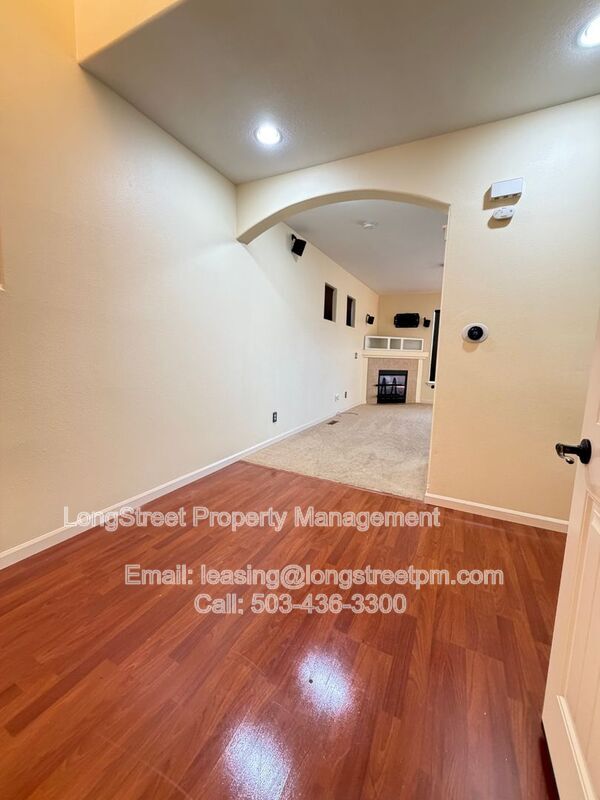 Foto del edificio - 823 Crouchen St NW