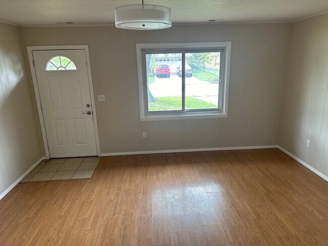 Building Photo - Available June 1st! 4-Bedroom, 1-Full Bath...