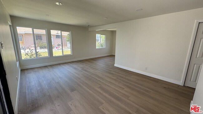 Foto del edificio - 4412 Triggs St