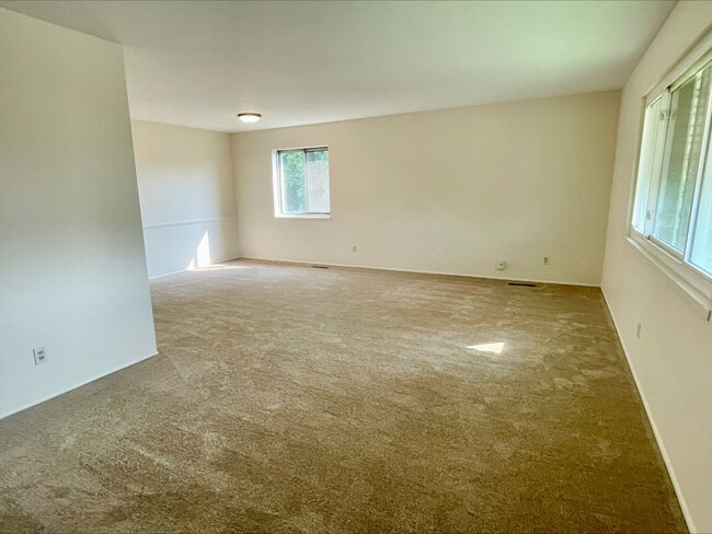 Building Photo - 565 Treeside Dr