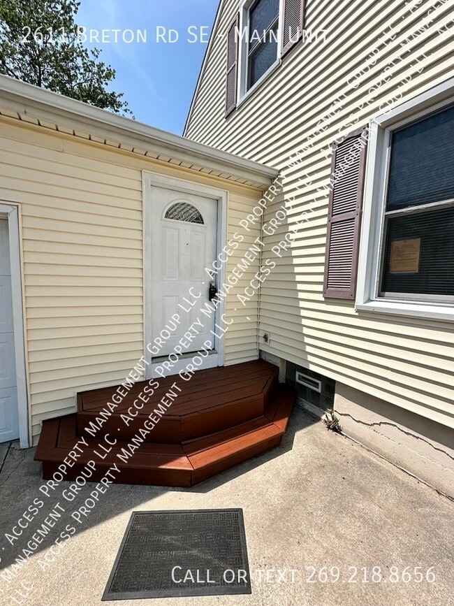 Building Photo - 2611 Breton Rd SE